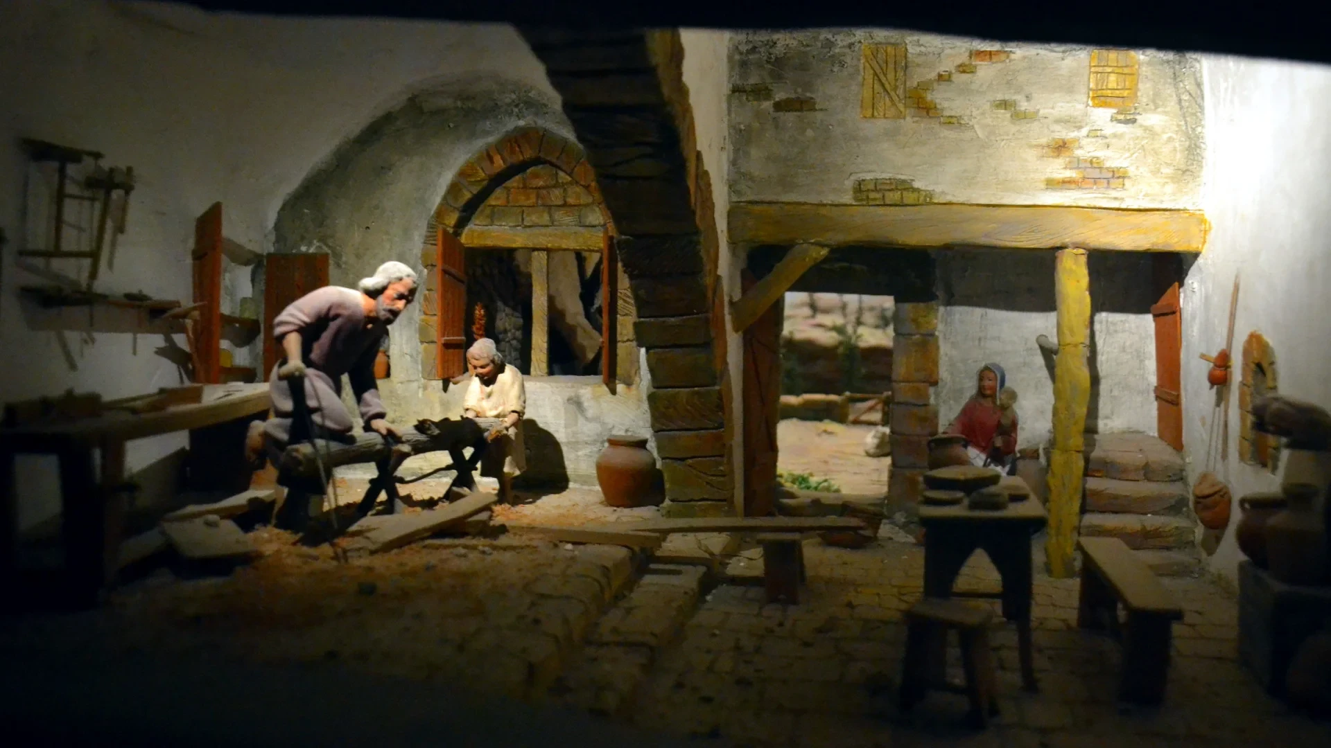 Crèche de l'Abbaye d'Hauterive, la Sainte Famille dans l'atelier de Nazareth