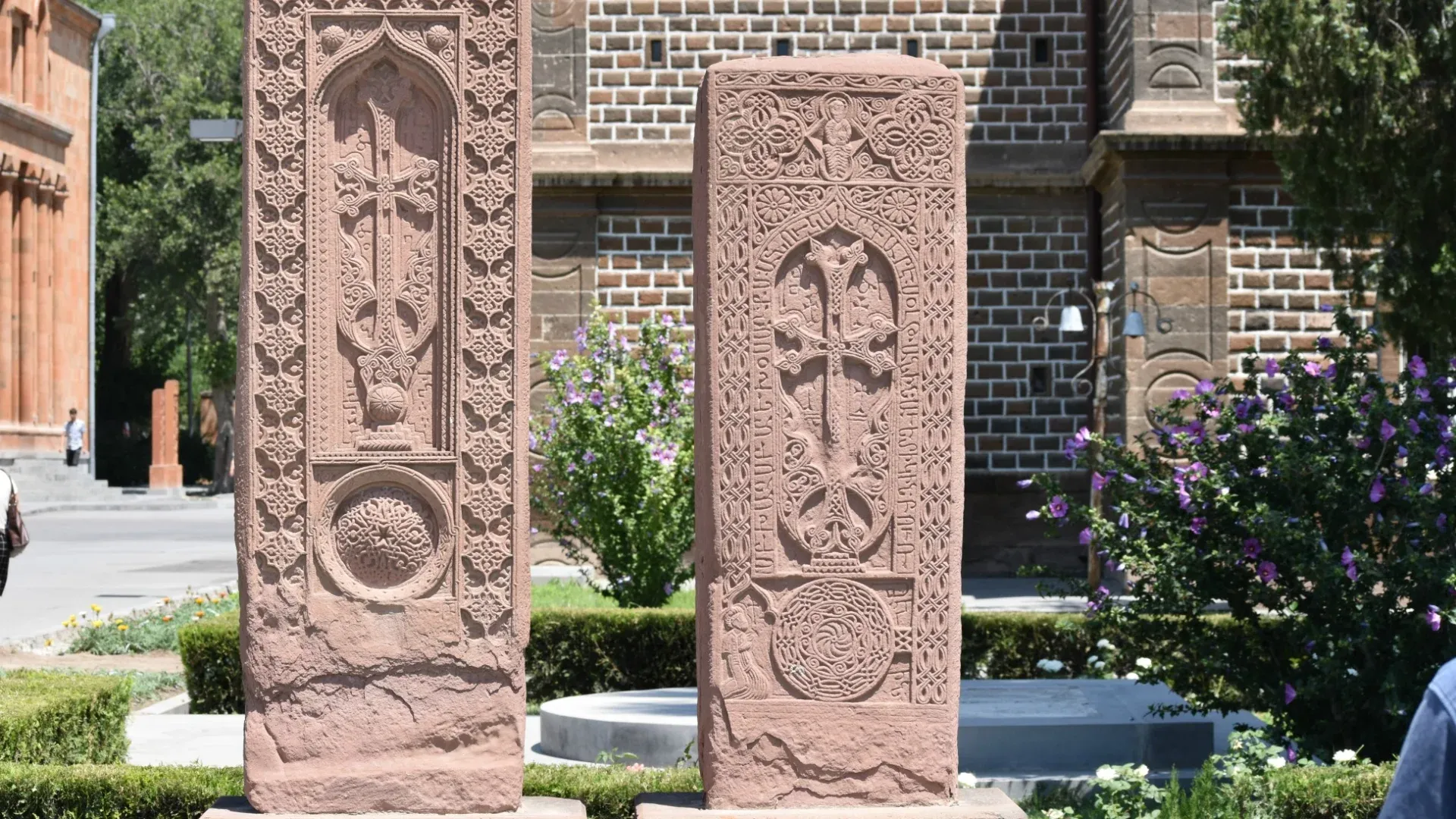 Deux katchkars, des croix de pierre typiques de l'Arménie