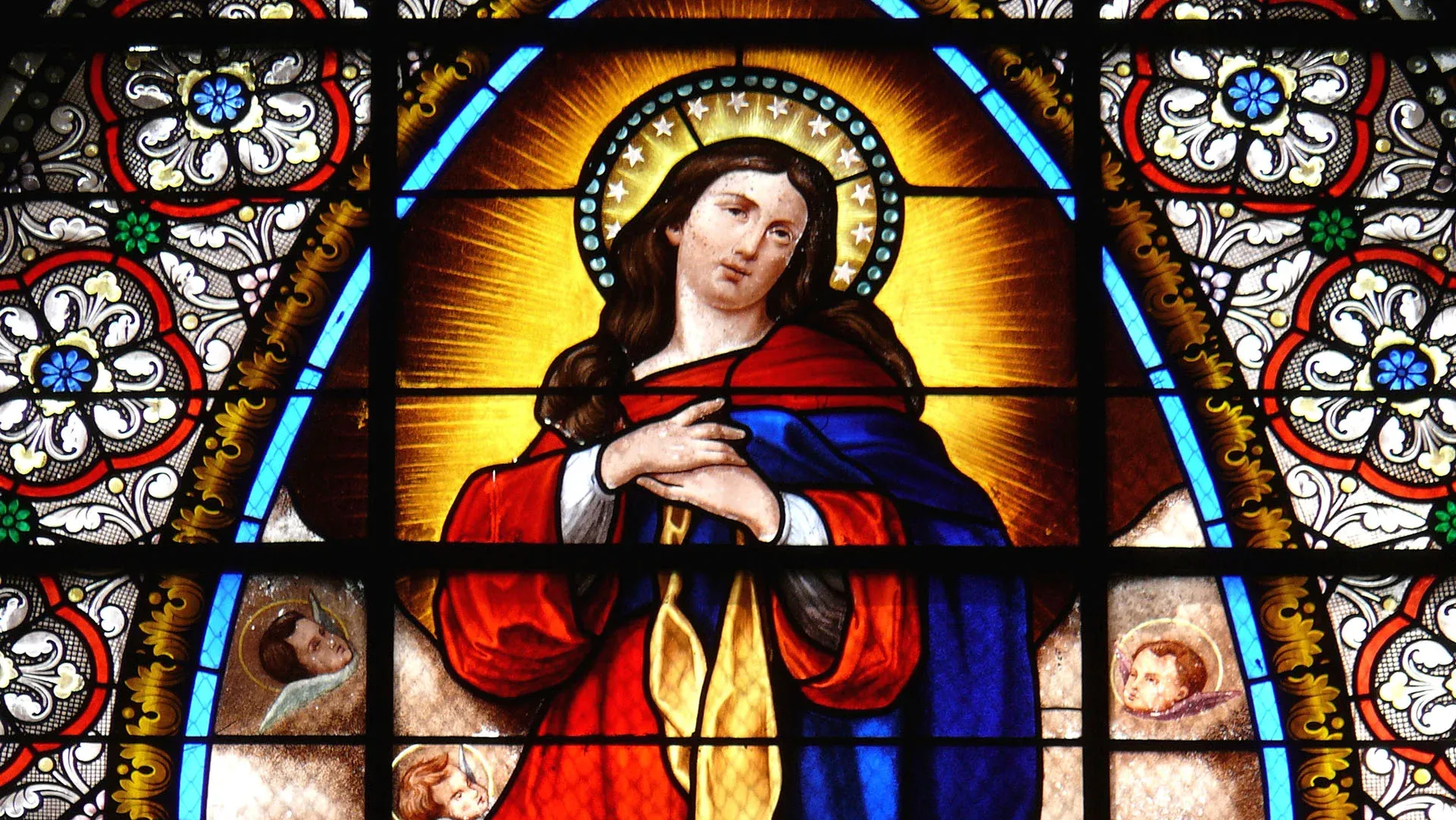 Vitrail de la Vierge de Eglise Notre-Dame-de-l'Assomption, à Saint-Martin-Vésubie, en région PACA.