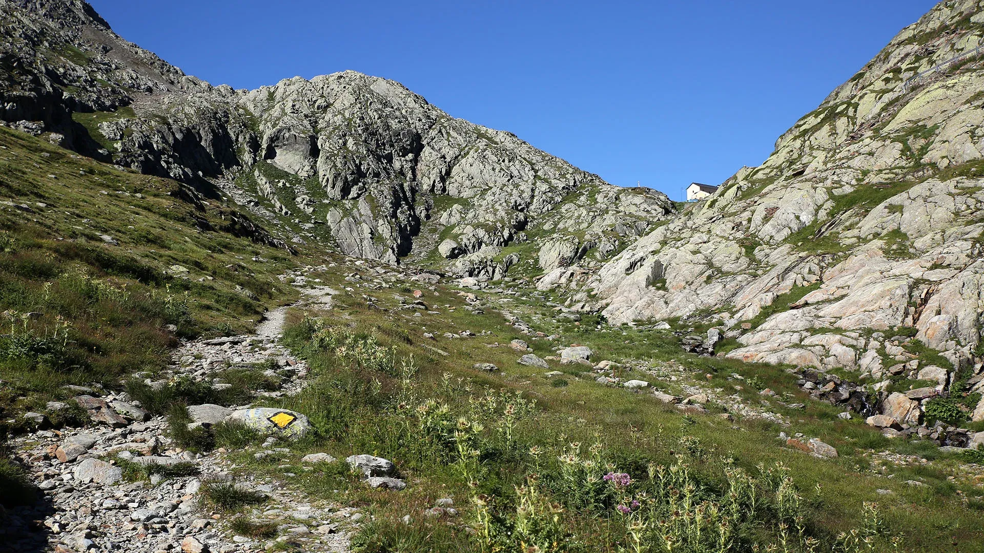 L'hospice du Grand-Saint-Bernard.