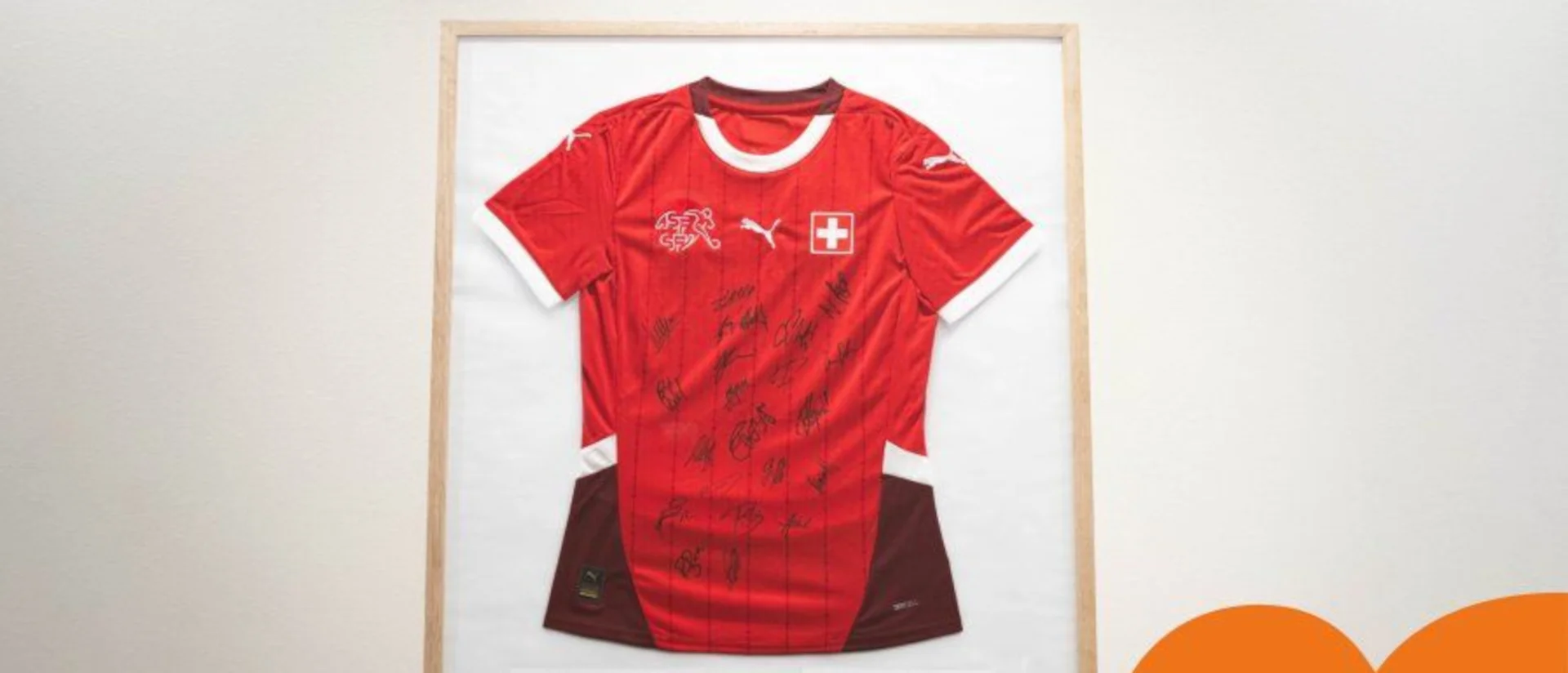 nati-trikot-von-karin-keller-sutter-fur-papst-franziskus-klein