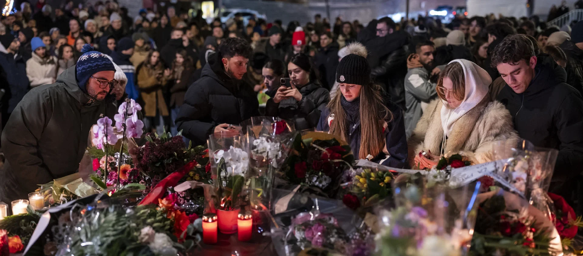 BAR, CLUB, FEUER, FEUERSBRUNST, BRAND, TRAUER, GEDENKEN, BLUMEN, KERZEN, EMOTIONEN,